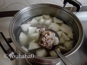 焯水后的排骨与白萝卜一同放入清水中