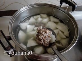 焯水后的排骨与白萝卜一同放入清水中