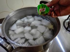 大火煮开后放入炆炖浓汤宝二个，转中小火炖煮30分钟