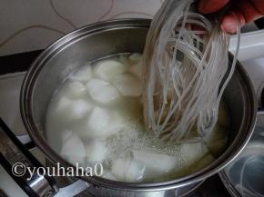 排骨和白萝卜炖煮30分钟后，放入泡软的红薯粉条，继续煮5-10分钟