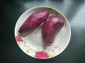 紫薯去皮洗净。