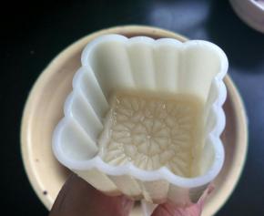 将月饼模具洗净刷上油。