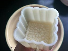 将月饼模具洗净刷上油。