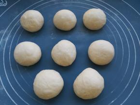 取出面团分割成大小均等的剂子，静置15分钟进行排气，要盖上保鲜膜防止水分蒸发