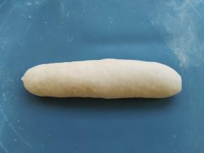 从一头卷起，这样一个小面包胚就做好了