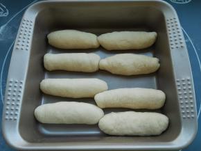 把小面包胚放入烤盘进行二次醒发