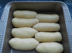 二次发酵结束，面包表面刷上蛋液