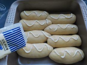 挤上丘比沙拉酱