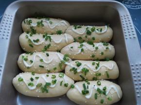 撒上切好的小香葱和芝麻，放进提前预热的烤箱175度烤25分钟