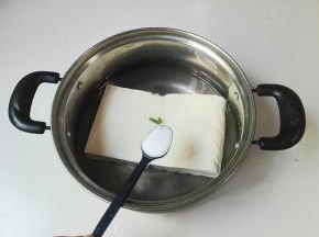 豆腐放进汤锅里，放适量清水，放一勺盐煮开