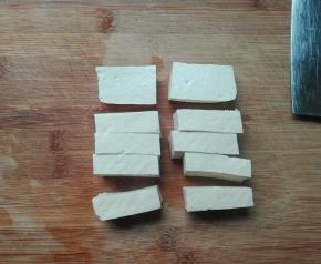 捞出豆腐切小块