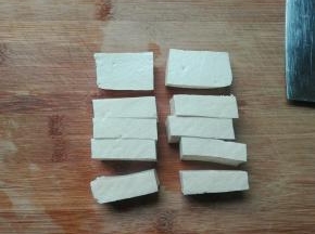捞出豆腐切小块