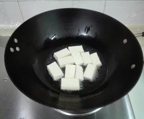 热锅放油，放豆腐下锅