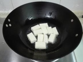 热锅放油，放豆腐下锅