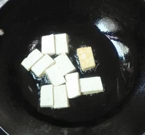 中火煎至金黄翻面