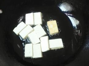 中火煎至金黄翻面