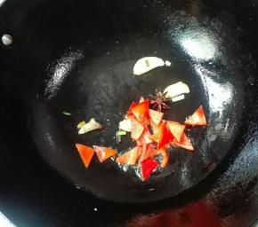 锅里余油放八角生姜葱白红椒炒出香味
