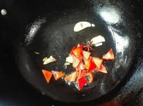 锅里余油放八角生姜葱白红椒炒出香味