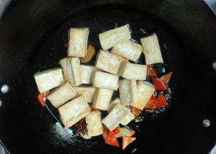 放半小碗热水，放豆腐烧开