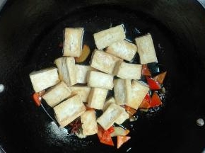 放半小碗热水，放豆腐烧开