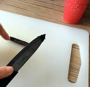 香草荚从中间划开，用刀背去除香草籽