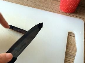 香草荚从中间划开，用刀背去除香草籽