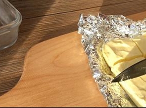 因为有锡纸，所以很容易脱模，切块