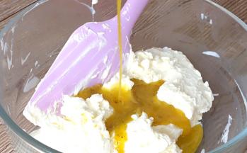 将蛋黄糊倒入进淡奶油中，翻拌