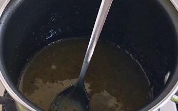 隔水搅拌，水温控制在将沸未沸时，水温过高，容易把蛋黄烫熟，影响口感，快速搅拌