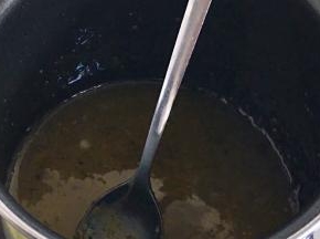 隔水搅拌，水温控制在将沸未沸时，水温过高，容易把蛋黄烫熟，影响口感，快速搅拌