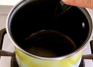 把水、细砂糖、香草籽鸡蛋黄加入小锅内