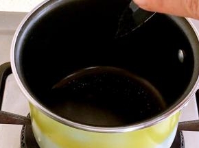 把水、细砂糖、香草籽鸡蛋黄加入小锅内