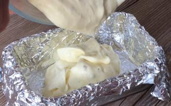 冰盒用锡纸包裹住，倒入芭菲糊