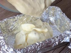 冰盒用锡纸包裹住，倒入芭菲糊