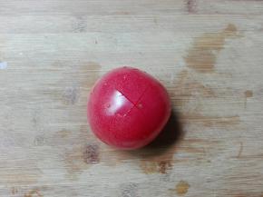 番茄洗净顶部切十字