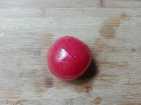 番茄洗净顶部切十字