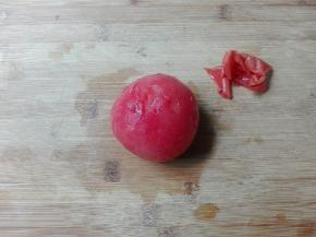 开水烫几分钟，剥去皮