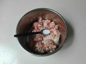 放少许鸡精，放少许白胡椒粉