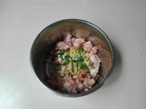 放适量清水顺时针搅使劲拌均匀至有粘性，冷藏静置十五分钟