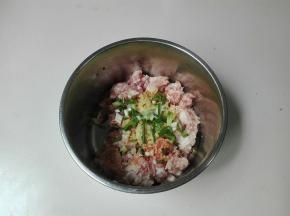 放适量清水顺时针搅使劲拌均匀至有粘性，冷藏静置十五分钟