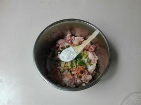 锅里放一大碗清水烧开，用勺子挖出肉馅尽量在碗里面滚动圆一点放进汤锅