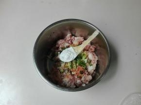 锅里放一大碗清水烧开，用勺子挖出肉馅尽量在碗里面滚动圆一点放进汤锅