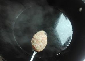 放进番茄块烧开再放适量盐