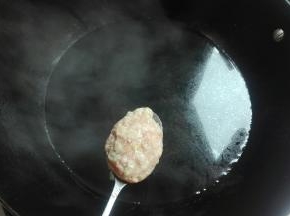 放进番茄块烧开再放适量盐