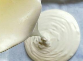 拌好的蛋糕糊，细腻光滑，饱满，准备烤盘，垫上油纸，这样好脱模，把蛋糕糊倒入烤盘中。
用刮板将蛋糕糊刮平，烤盘垂直震几下，震出气泡。