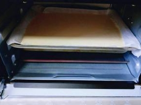 烤箱150度预热5分钟，把烤盘放入烤箱中层，上下火150度烤35分钟(具体时间及温度，根据自家烤箱性能另定。)