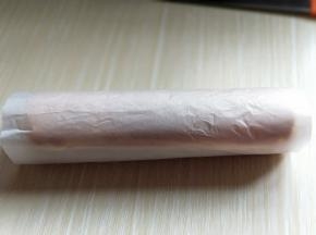 卷的时候可以借助擀面杖，卷油纸向后卷，蛋糕顺势往前面卷，这样不容易开裂。卷好后定型半小时。