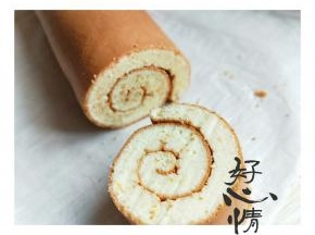 用锯齿刀把蛋糕切成自己想要的形状，切蛋糕时一定要像锯木头一样，轻轻的来回拉动，用力要轻，每切好一块蛋糕后要把刀擦干净，再切下一刀。