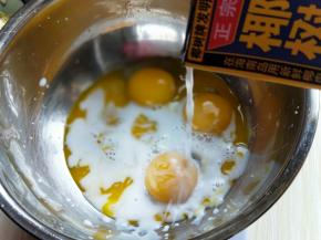 加入椰汁继续打均匀至看不到牛奶。