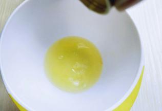 蛋白打发，往蛋白里加入柠檬汁(白醋也可以)